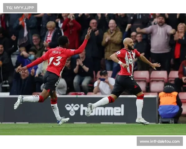利物浦主场迎战埃弗顿展开默西塞德德比激情对决 两队争夺荣耀与自豪 利物浦主场迎战埃弗顿展开默西塞德德比激情对决 两队争夺荣耀与自豪