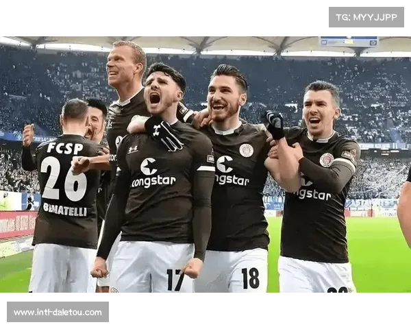 传统保级大战狼堡vs圣保利，本土球迷营造主场声势